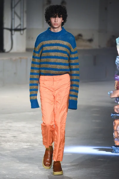 Look 16